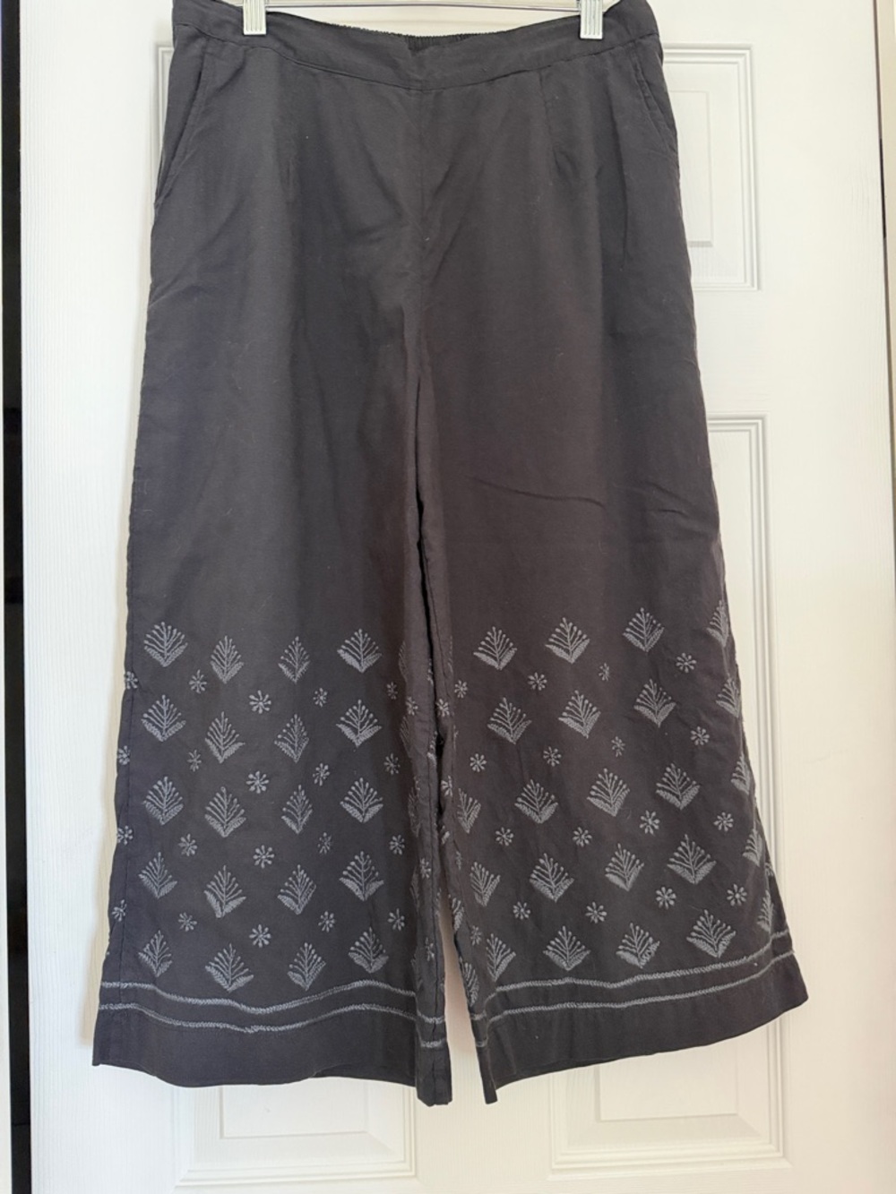 fabindia Black Embroidered Elastic Waist Crop Pants